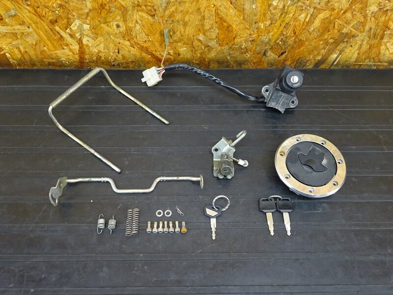 【251001】ZXR250(ZX250C-012)◇ キーセット メインキー イグニッションキー シートロック 社外タンクキャップ | 中古バイクパーツ通販・買取　ジャンクヤード鳥取　JunkYard