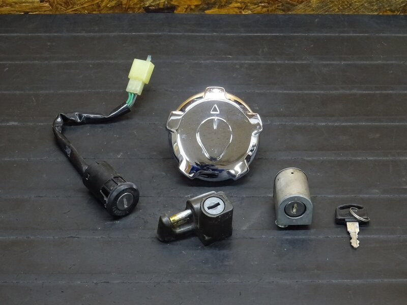 【251101】エイプ100(HC07-1301)◆ キーセット メイン/イグニッションキー タンクキャップ ヘルメットホルダー 純正キー 【エイプ50 XR100 | 中古バイクパーツ通販・買取　ジャンクヤード鳥取　JunkYard