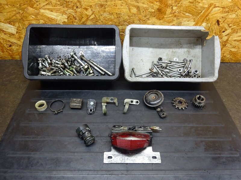 【251114】KDX125SR(DX125A-016)◆ ボルトセット エンジンボルト 社外テールランプ フェンレス メインキー ジャンク!! 【検索：200 220 250 | 中古バイクパーツ通販・買取　ジャンクヤード鳥取　JunkYard