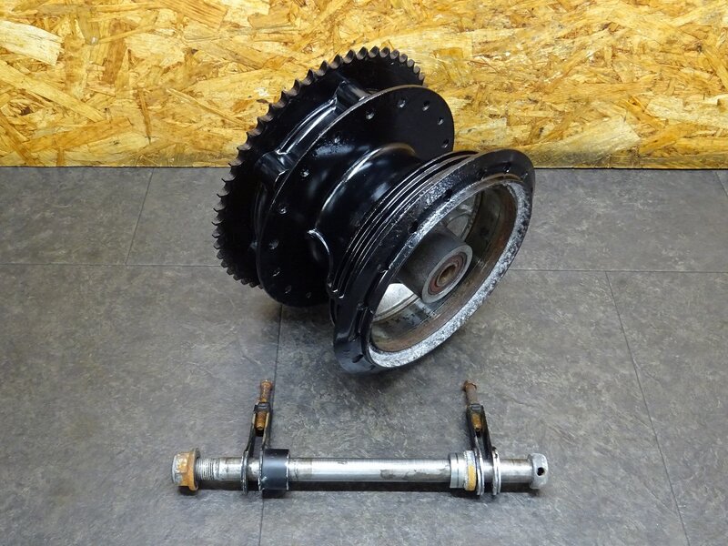 【251127】SR400(1JR-272)◆ リアホイールハブ スプロケット 56T 腐食/色塗り/段付き有 【検:SR500 1JN 2J2 2H6 | 中古バイクパーツ通販・買取　ジャンクヤード鳥取　JunkYard