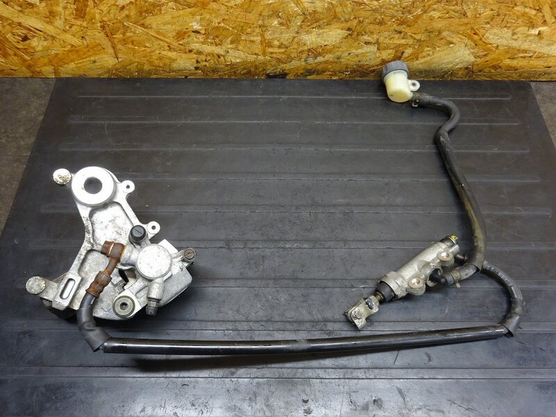 【251202】 CRM250R(MD24-1402)◆ リアブレーキセット リアブレーキキャリパー キャリパーサポート マスターシリンダー | 中古バイクパーツ通販・買取　ジャンクヤード鳥取　JunkYard