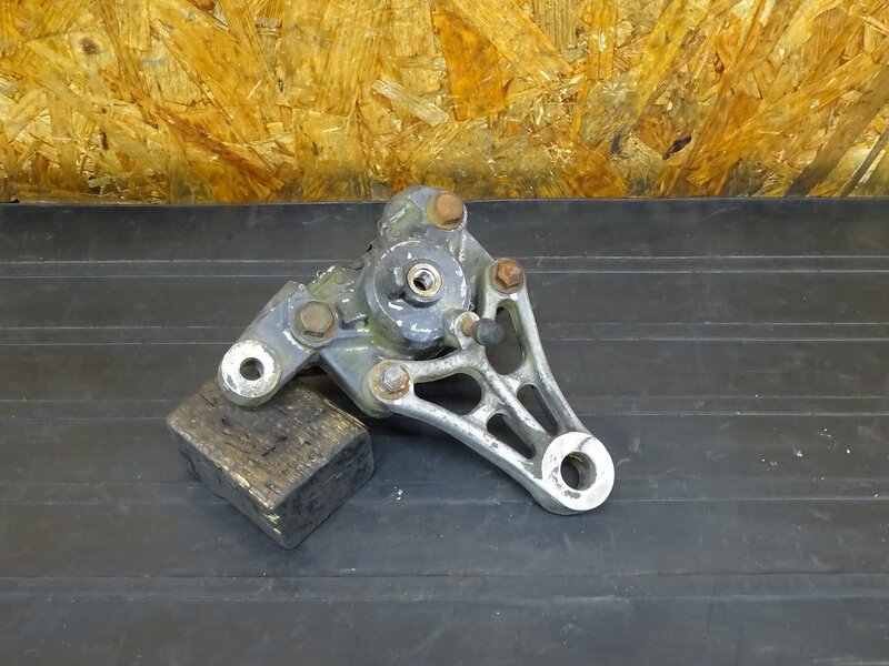 【251208】GSX400インパルス(GK79A-100)◇ リアキャリパー ブレーキキャリパー キャリパーサポート 固着有 | 中古バイクパーツ通販・買取　ジャンクヤード鳥取　JunkYard