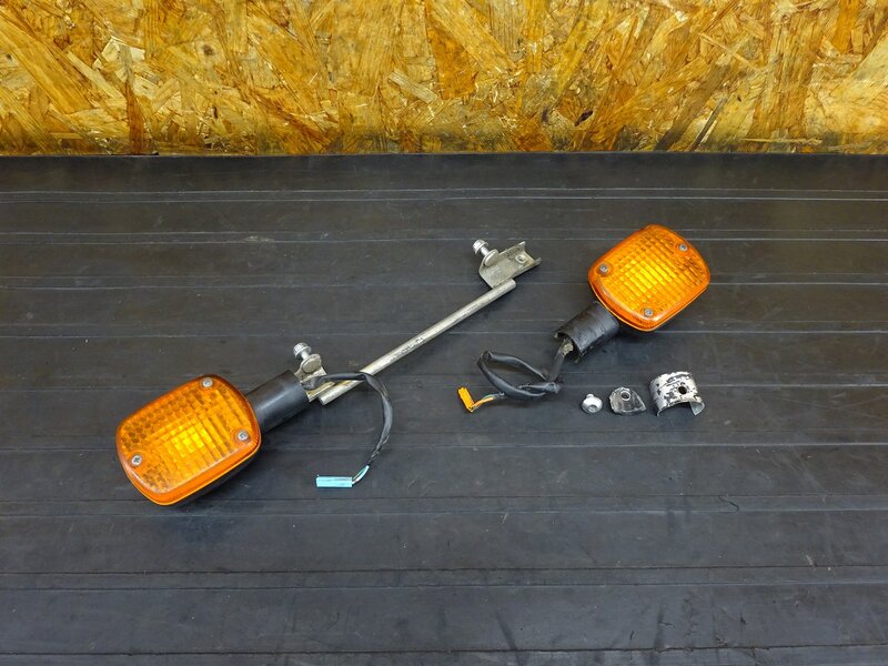 【260206】PS250(MF09-1002)◇ リアウインカー左右セット ウィンカー ウインカーステー ブラケット 破損/曲がり有 【角目 | 中古バイクパーツ通販・買取　ジャンクヤード鳥取　JunkYard