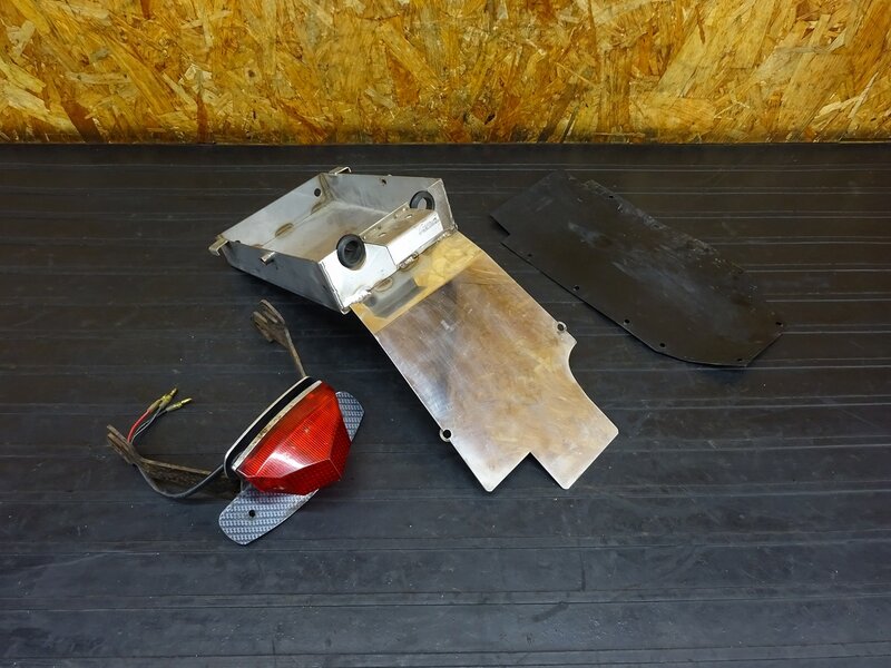 【260215】SR400/SR500◇ 社外フェンダーレス リアインナーフェンダー ツールボックス アルミ ワンオフ?? テールランプ ※検:2H6 1JR RH01J | 中古バイクパーツ通販・買取　ジャンクヤード鳥取　JunkYard