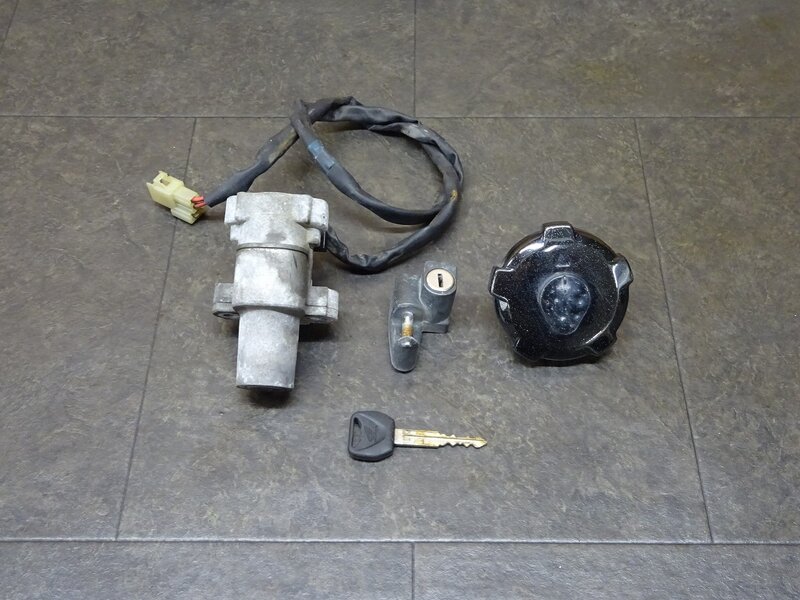 【250603】FTR223(MC34-1005)◆ キーセット メインキー イグニッションキー タンクキャップ ヘルメットホルダー | 中古バイクパーツ通販・買取　ジャンクヤード鳥取　JunkYard