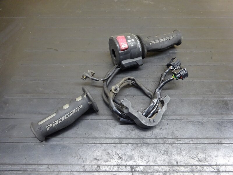 【250720】CBR250RR(MC51-1005)◆ ハンドルスイッチ右 スイッチボックス | 中古バイクパーツ通販・買取　ジャンクヤード鳥取　JunkYard