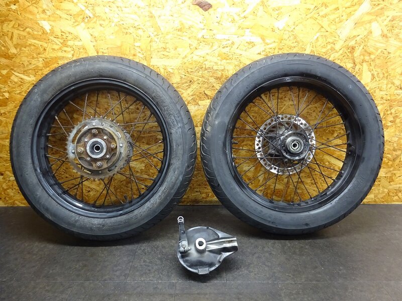 【251020】FTR223(MC34-1106)◆ ホイール前後セット フロント 18×2.50 リア 18×3.00 ハブ スプロケット ブレーキパネル 錆/フレ/色塗り有 | 中古バイクパーツ通販・買取　ジャンクヤード鳥取　JunkYard