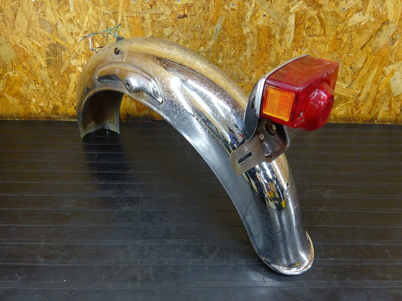 【251044】CB350(CB350-1069)◆ リアフェンダー テールランプ ブレーキランプ ひび割れ有 【検索:CB250 エクスポート セニア | 中古バイクパーツ通販・買取 ジャンクヤード鳥取 JunkYard