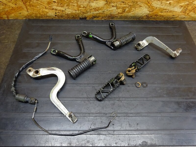 【251114】KDX125SR(DX125A-016)◆ ステップセット メイン/タンデムステップ ブレーキペダル シフトペダル 色塗り有 【検索：200 220 250 | 中古バイクパーツ通販・買取　ジャンクヤード鳥取　JunkYard