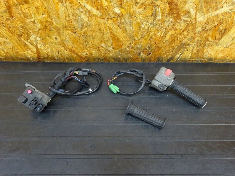 【251120】ZRX400(ZR400E-006)◇ ハンドルスイッチ左右セット スイッチボックス スロットル 破損/色あせ有 【前期 ZRX-2 ZRX-Ⅱ | 中古バイクパーツ通販・買取　ジャンクヤード鳥取　JunkYard