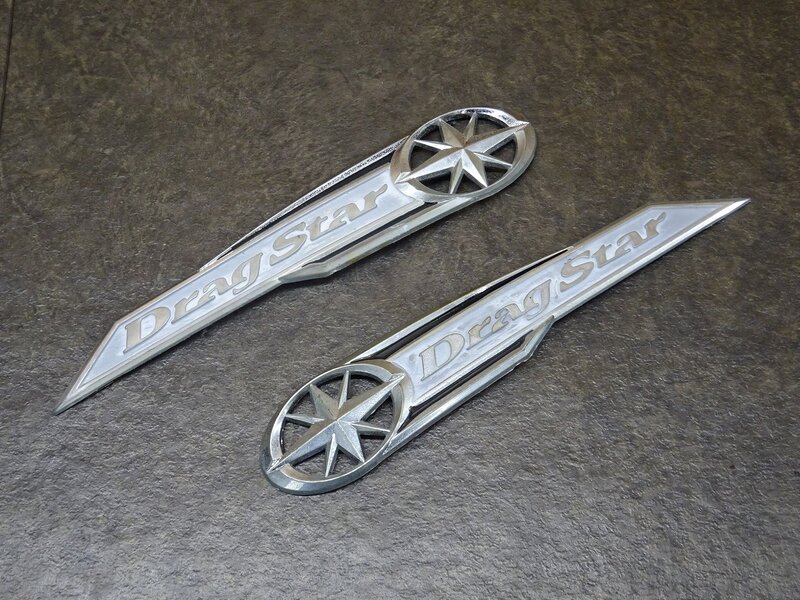 【251232】ドラッグスター400(4TR-109)◆ タンクエンブレム左右セット 腐食有 | 中古バイクパーツ通販・買取　ジャンクヤード鳥取　JunkYard