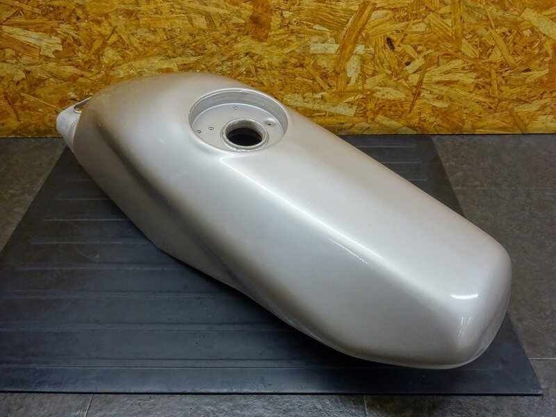 【260103】SDR200(2TV-000)◆ 燃料タンク ガソリンタンク フューエルタンク 色塗り有 | 中古バイクパーツ通販・買取　ジャンクヤード鳥取　JunkYard