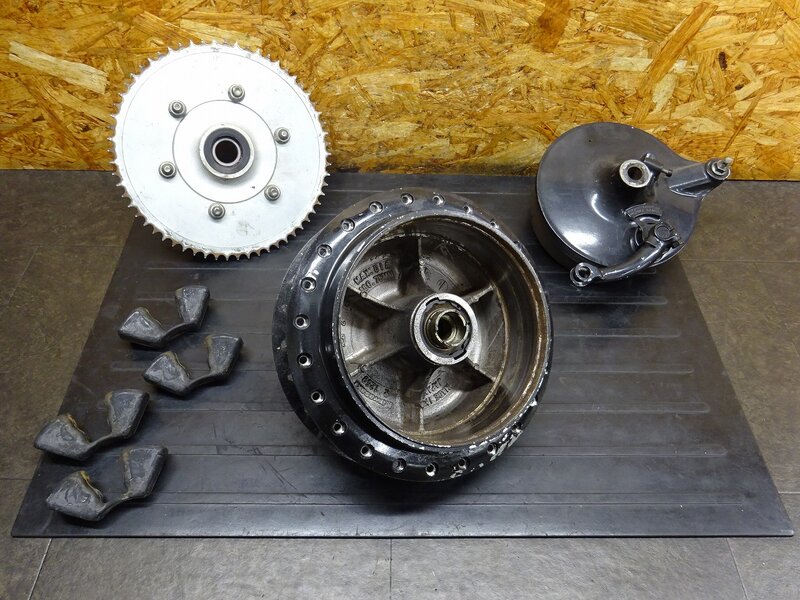 【260116】バルカン400(VN400A-017)◆ リアホイールハブ ブレーキ/ドラムパネル スプロケット 62T 色塗り/段付き有 | 中古バイクパーツ通販・買取　ジャンクヤード鳥取　JunkYard