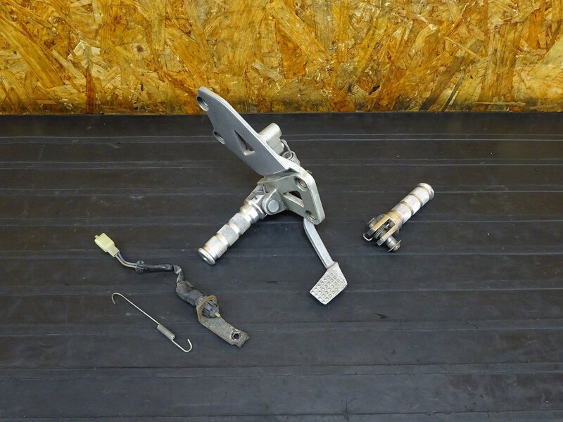 【260301】ZZR400(ZX400N-008)◇ ステップ右 メインステップ ブレーキペダル 社外ペグ ブレーキスイッチ 【ZZ-R400 | 中古バイクパーツ通販・買取　ジャンクヤード鳥取　JunkYard