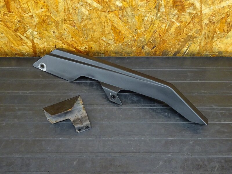 【260313】GSX250S(GJ76A-103)◇ チェーンカバー チェーンガード 艶出し施工/色塗り有 【刀 カタナ | 中古バイクパーツ通販・買取　ジャンクヤード鳥取　JunkYard