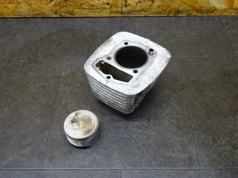 【250603】FTR223(MC34-1005)◆ シリンダーセット ピストン 錆有 ※エンジンパーツ | 中古バイクパーツ通販・買取　ジャンクヤード鳥取　JunkYard