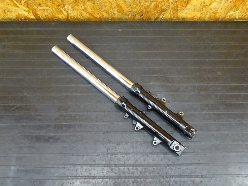 【250621】XJR400(4HM-010)◇ フロントフォーク ボトムケース ピッチ100mm 曲がり オイル漏れ 削れ有 ジャンク!! 【XJR400R RH02J | 中古バイクパーツ通販・買取　ジャンクヤード鳥取　JunkYard