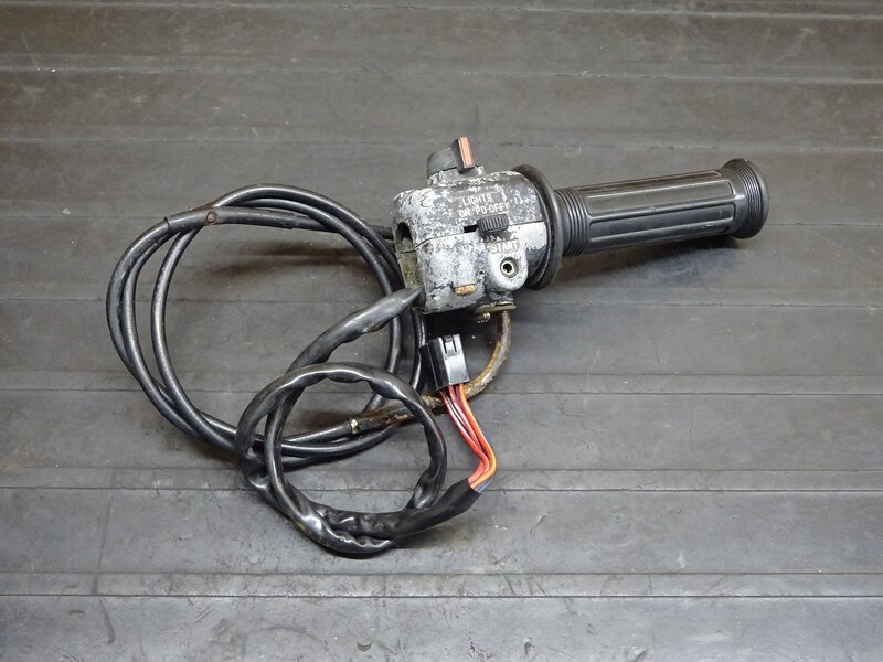 【250803】XS650SP(3G5-000)◆ ハンドルスイッチ右 スイッチボックス スロットルパイプ スイッチ破損有 【SPL スペシャル | 中古バイクパーツ通販・買取　ジャンクヤード鳥取　JunkYard