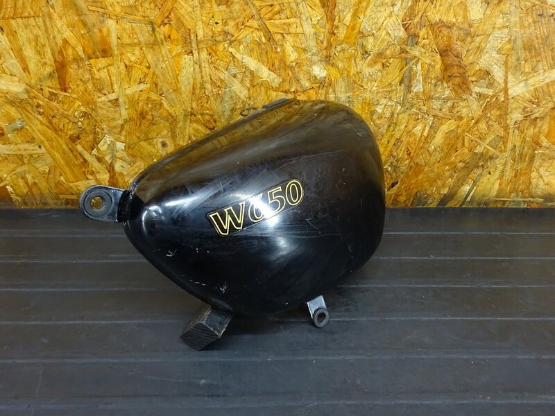 【250811】W650(EJ650A-012)◇ サイドカバー右 サイドカウル 凹み 傷 錆有 【検索:W400 EJ400A | 中古バイクパーツ通販・買取　ジャンクヤード鳥取　JunkYard