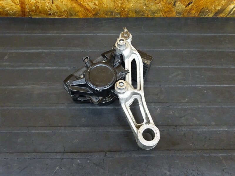 【250817】V-MAX1200(3UF-009)◇ リアキャリパー ブレーキキャリパー キャリパーサポート 【VMAX | 中古バイクパーツ通販・買取　ジャンクヤード鳥取　JunkYard