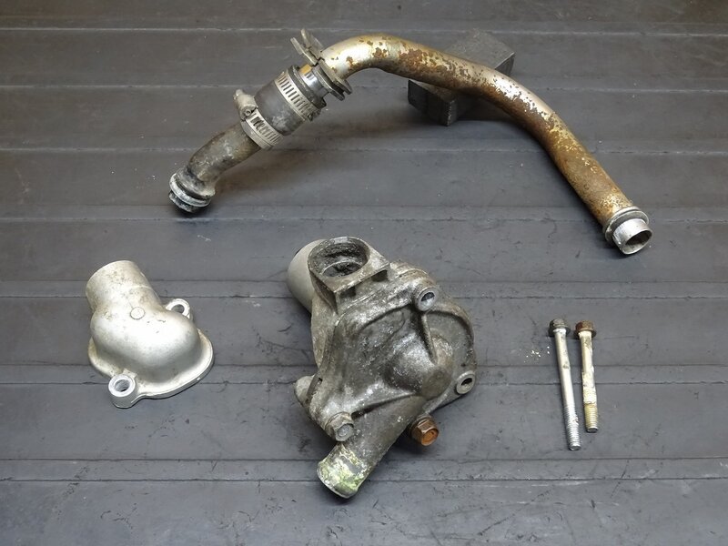 【251042】マグナ250(MC29-1009)◆ ウォーターポンプ パイプ ホース ※エンジンパーツ 【V-TWIN | 中古バイクパーツ通販・買取 ジャンクヤード鳥取 JunkYard