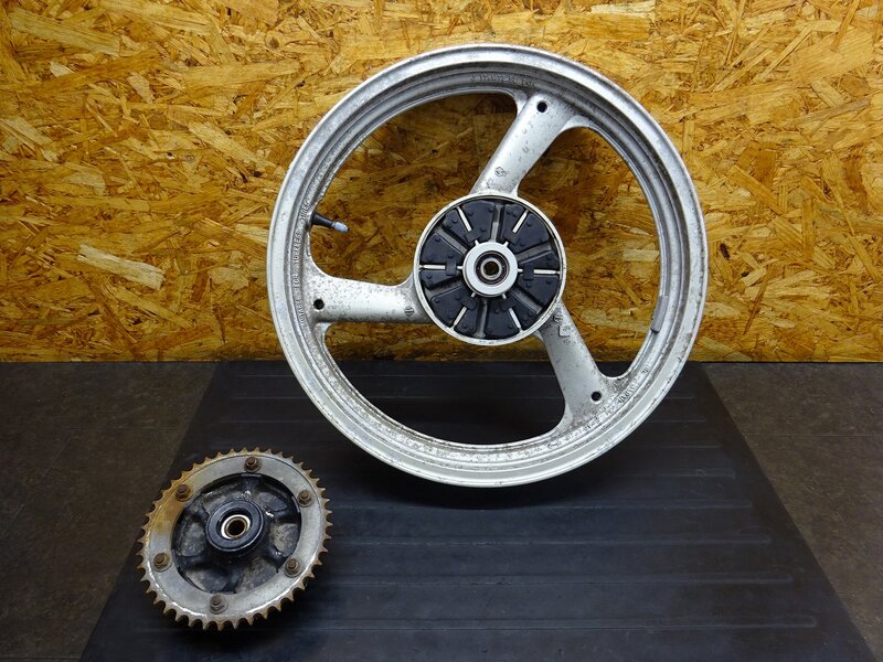 【251115】SDR200(2TV-007)◆ リアホイール 17×2.50 ハブ スプロケット 43T 腐食/塗装剥がれ有 | 中古バイクパーツ通販・買取　ジャンクヤード鳥取　JunkYard
