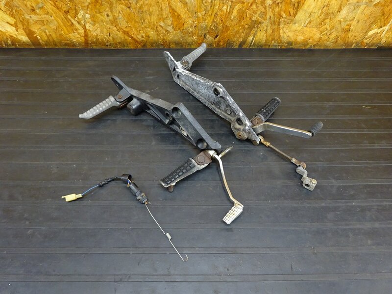 【251120】ZRX400(ZR400E-006)◇ ステップ左右セット メイン/タンデム ブレーキ/シフトペダル プレート 腐食/錆有 【前期 ZRX-2 ZRX-Ⅱ | 中古バイクパーツ通販・買取　ジャンクヤード鳥取　JunkYard