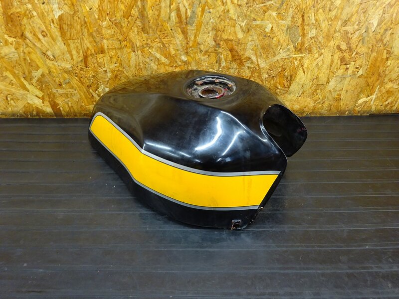 【251120】ZRX400(ZR400E-006)◇ 燃料タンク ガソリンタンク フューエルタンク 穴あき/中錆大有 ジャンク!! 【前期 ZRX-2 ZRX-Ⅱ | 中古バイクパーツ通販・買取　ジャンクヤード鳥取　JunkYard