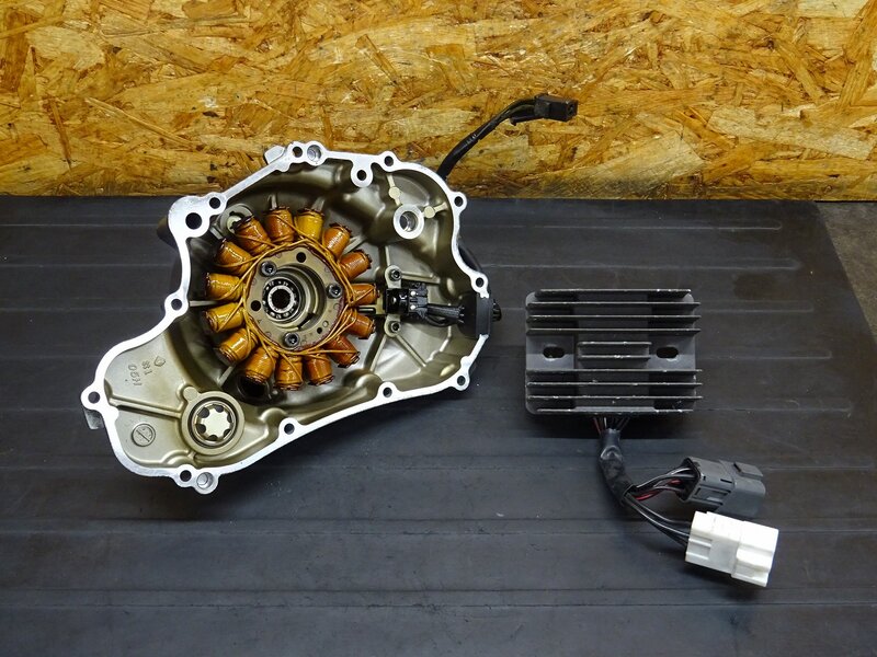 【251210】スカイウェイブ250S(CJ46A-104)◆ ジェネレーターセット ジェネレーターカバー レギュレーター レギュレター ※エンジンパーツ | 中古バイクパーツ通販・買取　ジャンクヤード鳥取　JunkYard