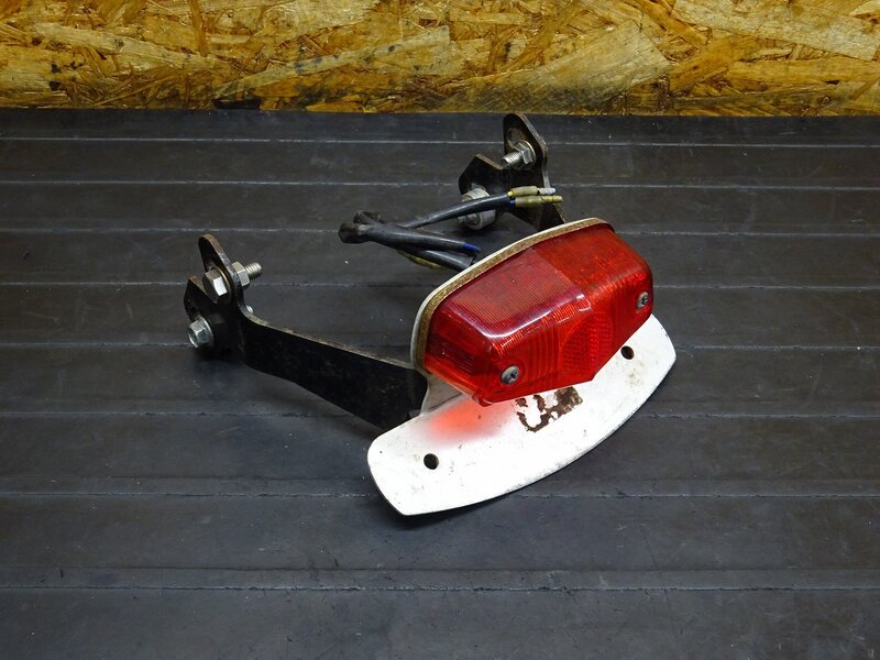 【260302】SR400(1JR-302)◆ 社外フェンダーレスキット フェンレス オフィシャル?? テールランプ ルーカスタイプ 【検:SR500 1JN 2J2 2H6 | 中古バイクパーツ通販・買取　ジャンクヤード鳥取　JunkYard