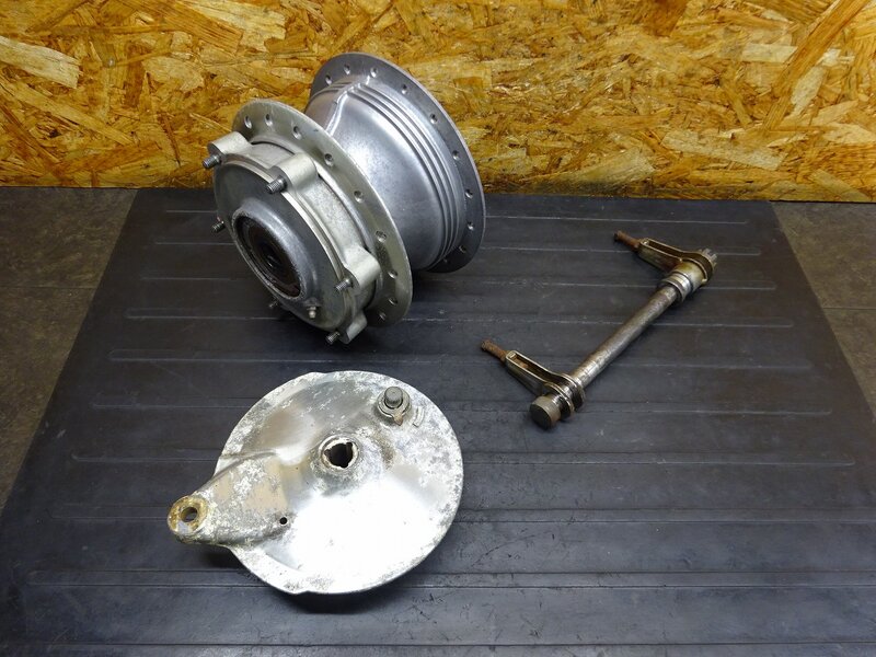 【260310】SR400(1JR-302)◆ リアホイールハブ ドラムブレーキパネル リアアクスルシャフト 段付き有 【検:SR500 1JN 2J2 2H6 | 中古バイクパーツ通販・買取　ジャンクヤード鳥取　JunkYard