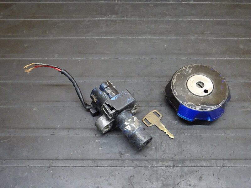 【260314】CRM250AR(MD32-1000)◆ キーセット メイン/イグニッションキー タンクキャップ 破損有 ジャンク!! 【検索：CRM250R MD24 | 中古バイクパーツ通販・買取　ジャンクヤード鳥取　JunkYard