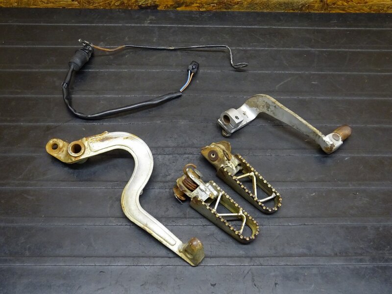 【260322】KDX125SR(DX125A-022)◆ ステップセット メインステップ ペグ ブレーキ/シフトペダル 削れ有 【検索：200 220 250 | 中古バイクパーツ通販・買取　ジャンクヤード鳥取　JunkYard