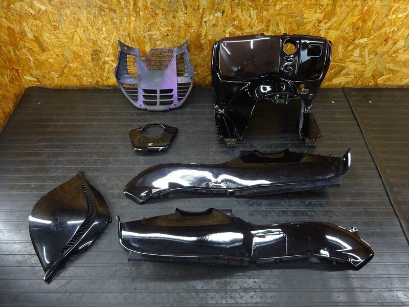 【250806】フォルツァZ(MF08-1317)◆ インナーカウルセット フロントインナーカウル グローブボックス 色塗り/穴あけ加工/ツメ折れ有 | 中古バイクパーツ通販・買取　ジャンクヤード鳥取　JunkYard