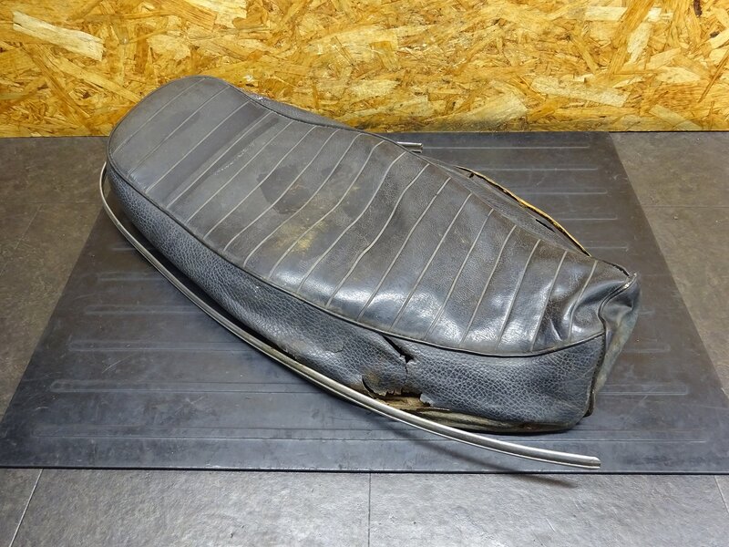 【251016】XS650(S650-018)◆ シート表皮 破れ有 ジャンク!! 【検索：XS-1 | 中古バイクパーツ通販・買取　ジャンクヤード鳥取　JunkYard
