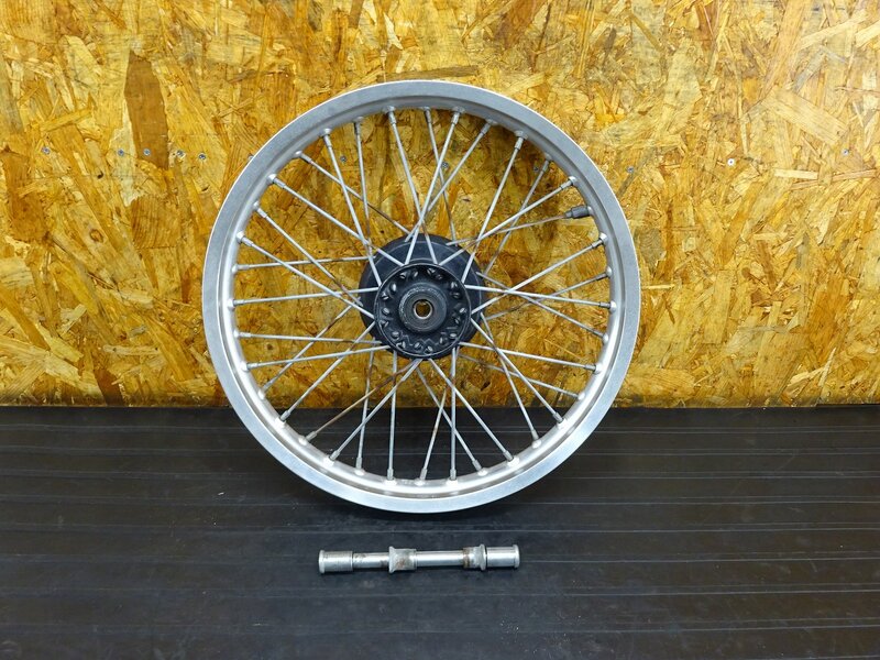 【251032】W650(EJ650A-031)◇ フロントホイール 19×2.15 フロントアクスルシャフト 腐食/錆有 【検:W400 EJ400A | 中古バイクパーツ通販・買取　ジャンクヤード鳥取　JunkYard