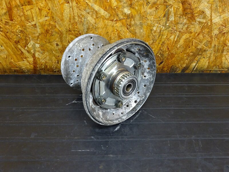 【251108】◇ ドラッグスター1100(VP10J) リアホイールハブ 割れ/ボルト残り/腐食有 ジャンク!! ※検:ドラッグスター400 4TR VH01J | 中古バイクパーツ通販・買取　ジャンクヤード鳥取　JunkYard