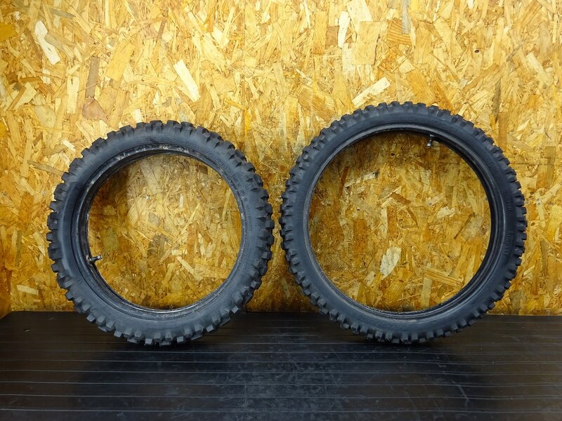 【251107】KLX250(LX250E-A05)◆ 中古タイヤ前後セット ピレリ 90/90-21 120/80-18 チューブタイヤ オフロード 【04’ Dトラッカー | 中古バイクパーツ通販・買取　ジャンクヤード鳥取　JunkYard