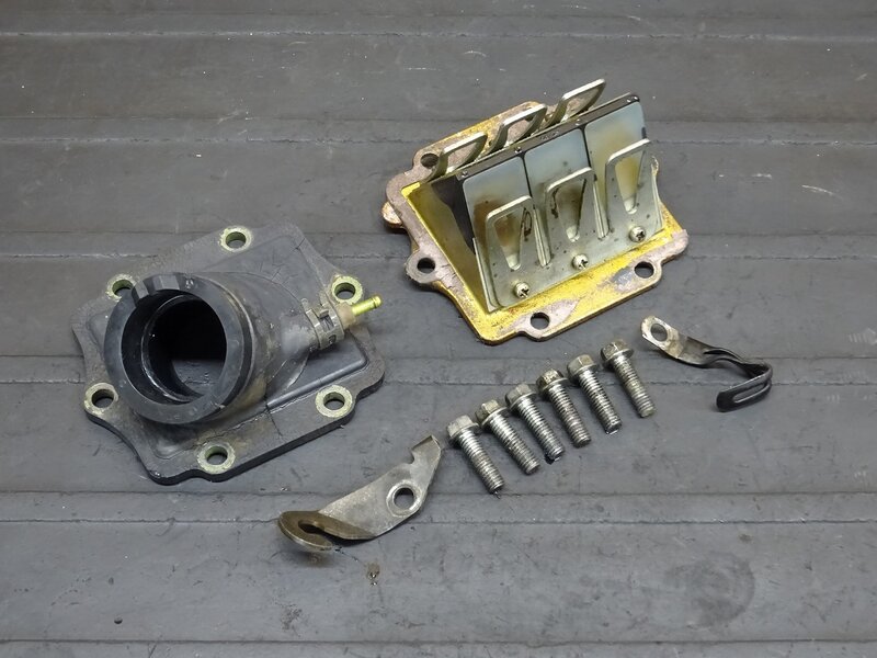 【251118】KDX200SR(DX200G-004)◆ リードバルブセット インシュレーター インテークマニホールド ※エンジンパーツ【検索:125 220 250 | 中古バイクパーツ通販・買取　ジャンクヤード鳥取　JunkYard