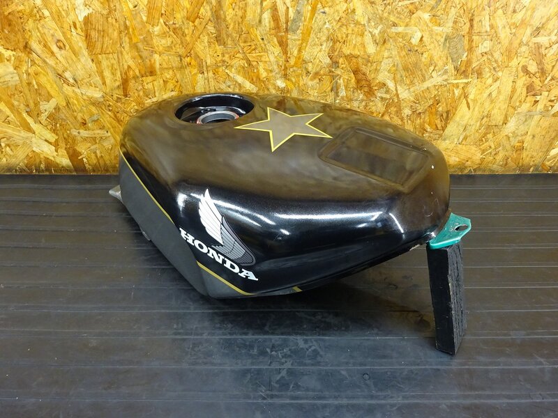 【251122】NSR250R(MC21)◇ 燃料タンク ガソリンタンク フューエルタンク 色塗り/凹み/傷有 【検索:MC18 MC28 SE SP | 中古バイクパーツ通販・買取　ジャンクヤード鳥取　JunkYard