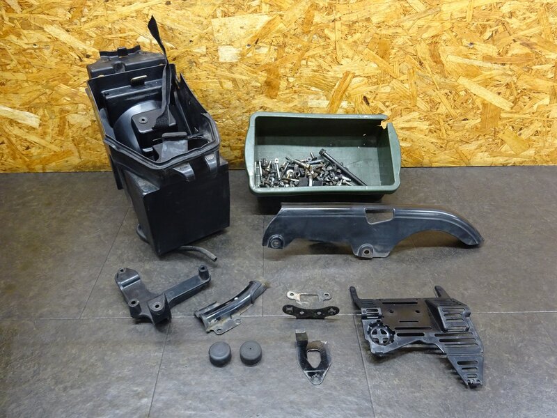 【251227】W650(EJ650A-004)◆ ボルトセット インナーカウル バッテリーケース チェーンカバー 【検索:W400 EJ400A | 中古バイクパーツ通販・買取　ジャンクヤード鳥取　JunkYard