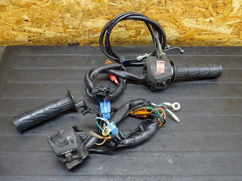 【260306】CB400SF Vtec2(NC39-1044)◆ ハンドルスイッチ左右セット スイッチボックス 破損有 【SPEC2 スペック2 | 中古バイクパーツ通販・買取　ジャンクヤード鳥取　JunkYard