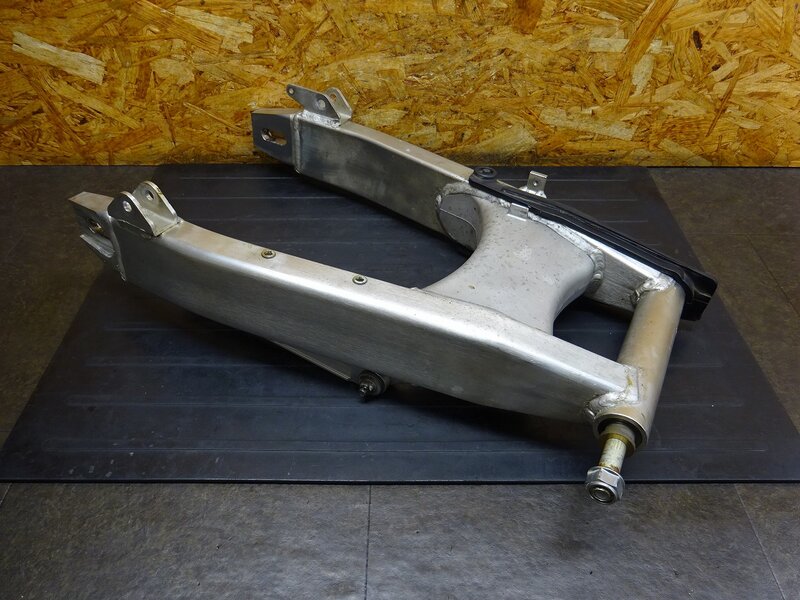 【260306】CB400SF Vtec2(NC39-1044)◆ スイングアーム ピボットシャフト トルクロッド 汚れ/削れ有 【SPEC2 スペック2 | 中古バイクパーツ通販・買取　ジャンクヤード鳥取　JunkYard