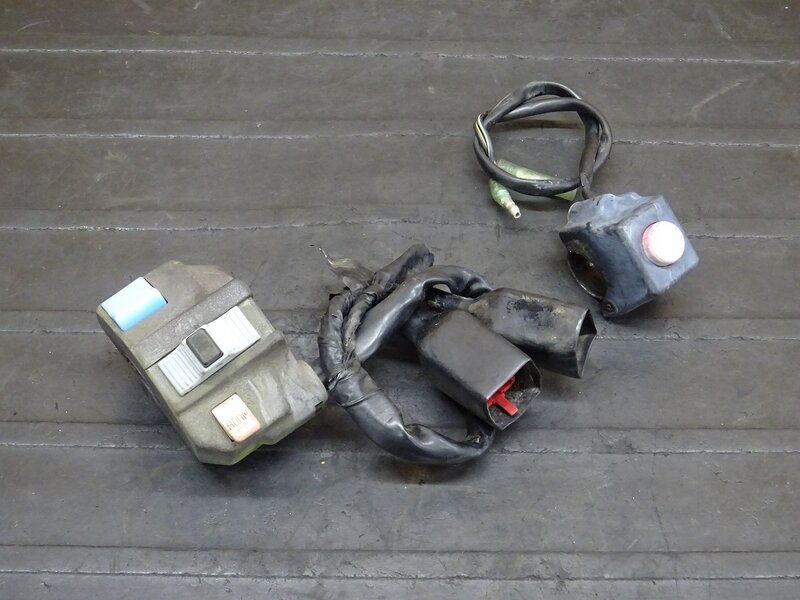 【260322】KDX125SR(DX125A-022)◆ ハンドルスイッチ左右セット スイッチボックス 色褪せ/回り止め破損有 【検索：200 220 250 | 中古バイクパーツ通販・買取　ジャンクヤード鳥取　JunkYard