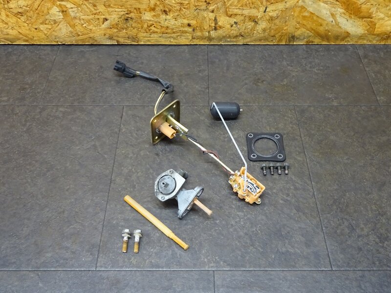 【250510】ZZR1200(ZXT20C-002)◆ 燃料センサー 燃料コック ガソリンコック/センサー 腐食有 【ZZ-R1200 | 中古バイクパーツ通販・買取　ジャンクヤード鳥取　JunkYard