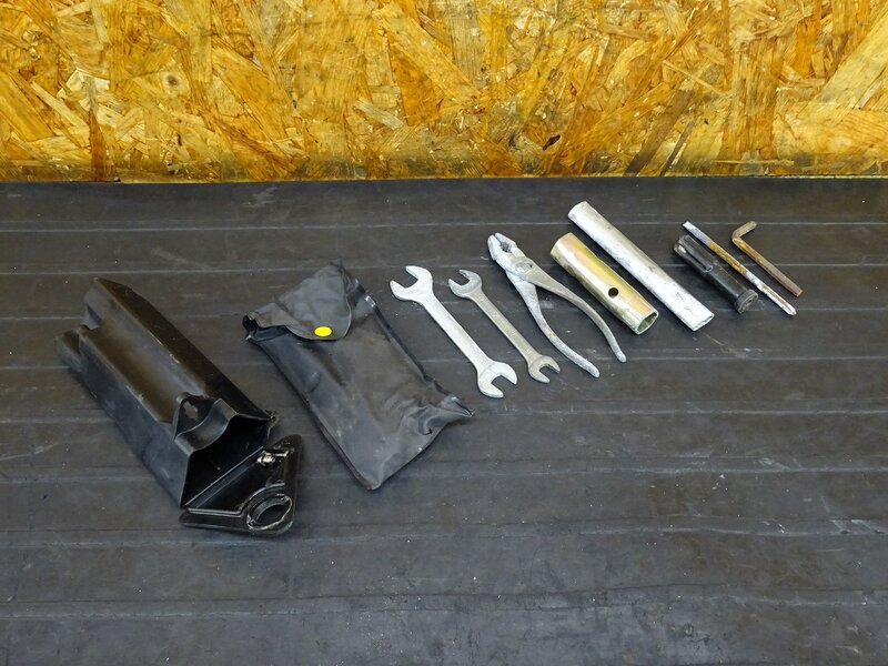 【250702】SR400(1JR-304)◇ 車載工具入れ ツールボックス 書類ケース 小物入れ 車載工具 車載ツール 【検:SR500 1JN 2J2 2H6 | 中古バイクパーツ通販・買取　ジャンクヤード鳥取　JunkYard