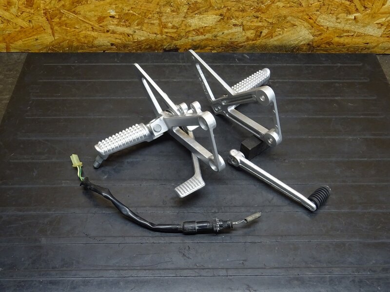 【250904】CBR250R(MC17-1006)◆ メインステップ左右セット ブレーキペダル チェンジ/シフトペダル | 中古バイクパーツ通販・買取　ジャンクヤード鳥取　JunkYard