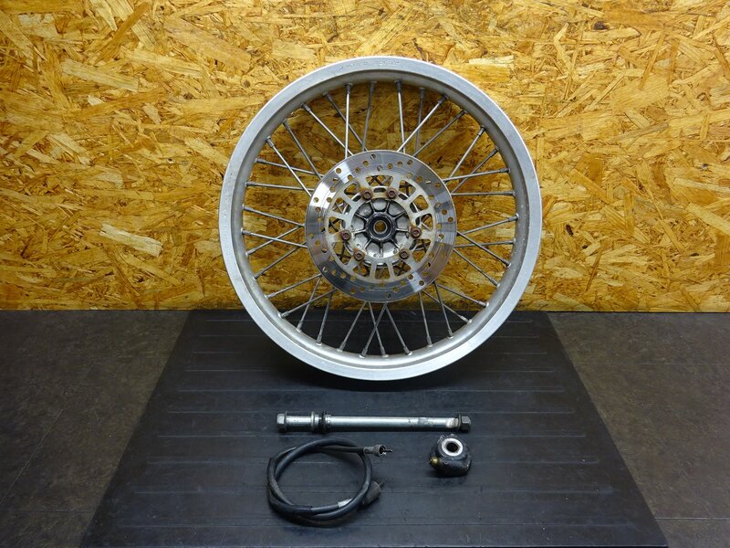 【250907】TW200(DG07J-020)◆ フロントホイール 18×2.50 フロントアクスルシャフト メーターギア 破損有 【検索:2JL TW225 DG09 | 中古バイクパーツ通販・買取　ジャンクヤード鳥取　JunkYard