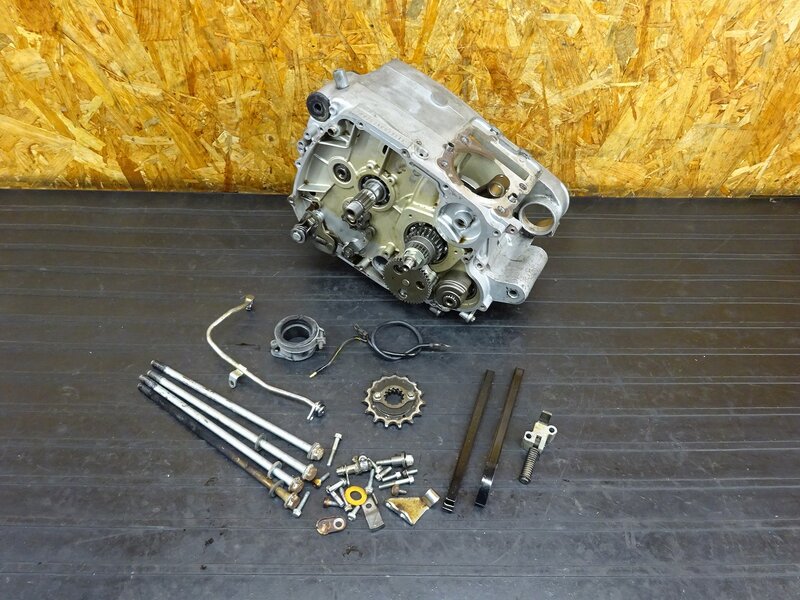 【251037】エストレヤ(BJ250A)◇ 腰下 クランクケース /シャフト ミッション コンロッド ※エンジンパーツ キャブ車【検索:250TR | 中古バイクパーツ通販・買取 ジャンクヤード鳥取 JunkYard