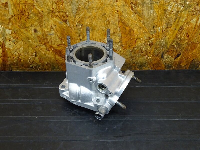 【251106】NSR250R◇ Bシリンダー 割れ有 ジャンク!! ※エンジンパーツ MC16E-1037190外し【検索:MC18 88 | 中古バイクパーツ通販・買取　ジャンクヤード鳥取　JunkYard